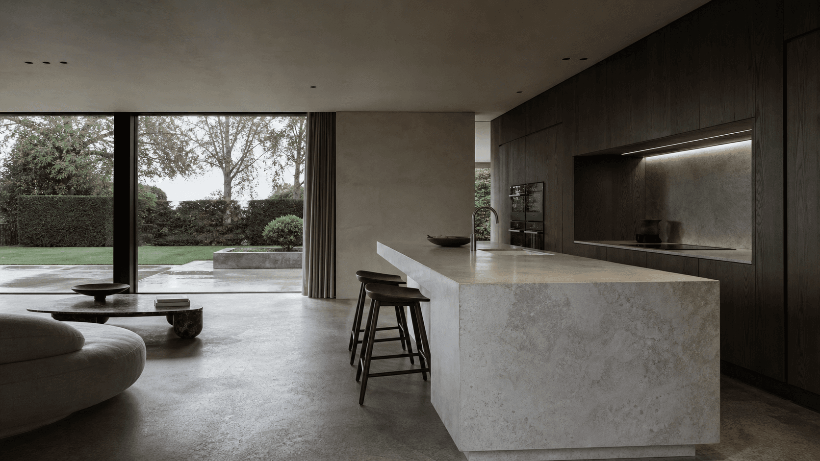 Minimalistische leefkeuken met maatwerk in hout en natuursteen