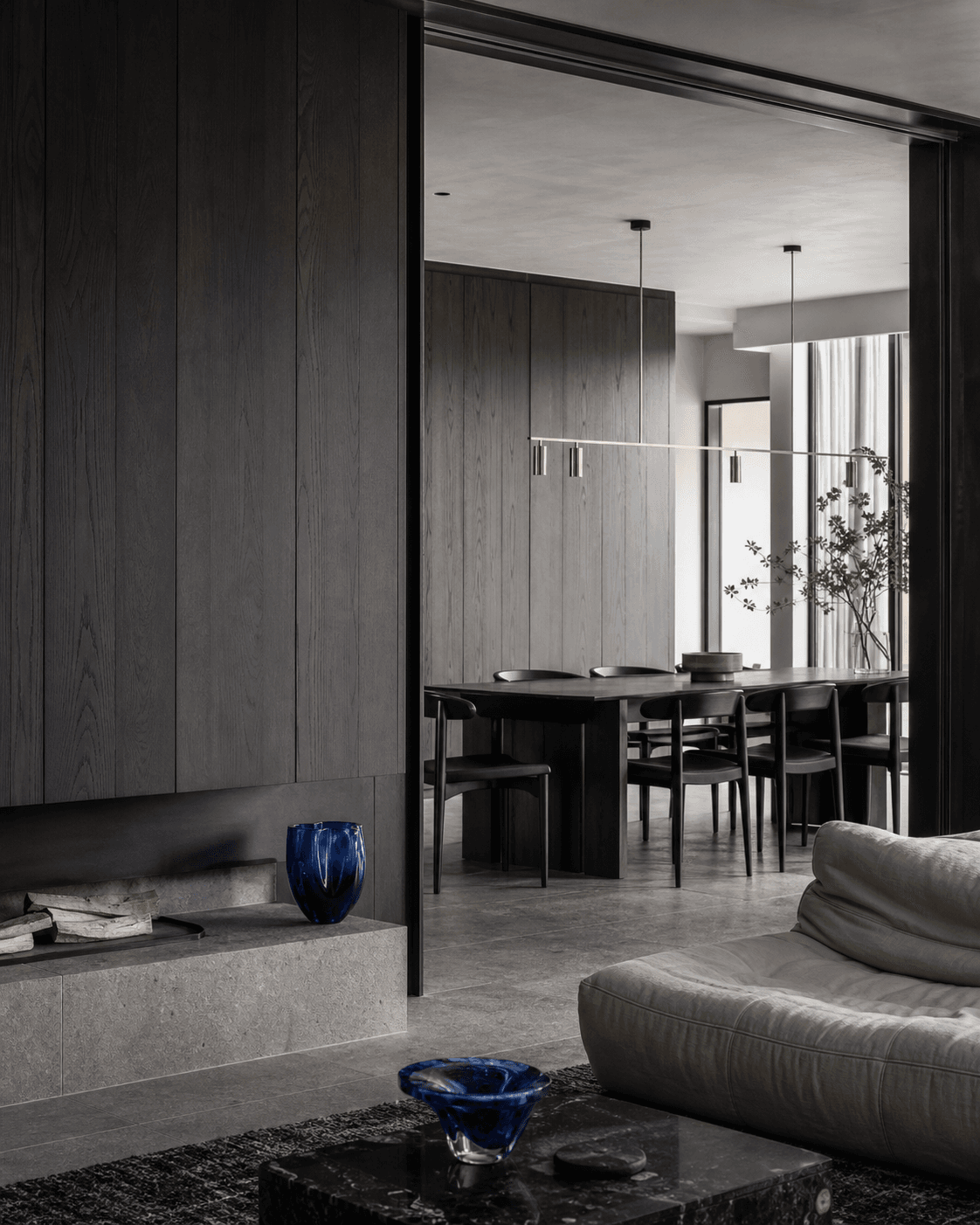 Maatwerkinterieur met natuursteen en donker hout
